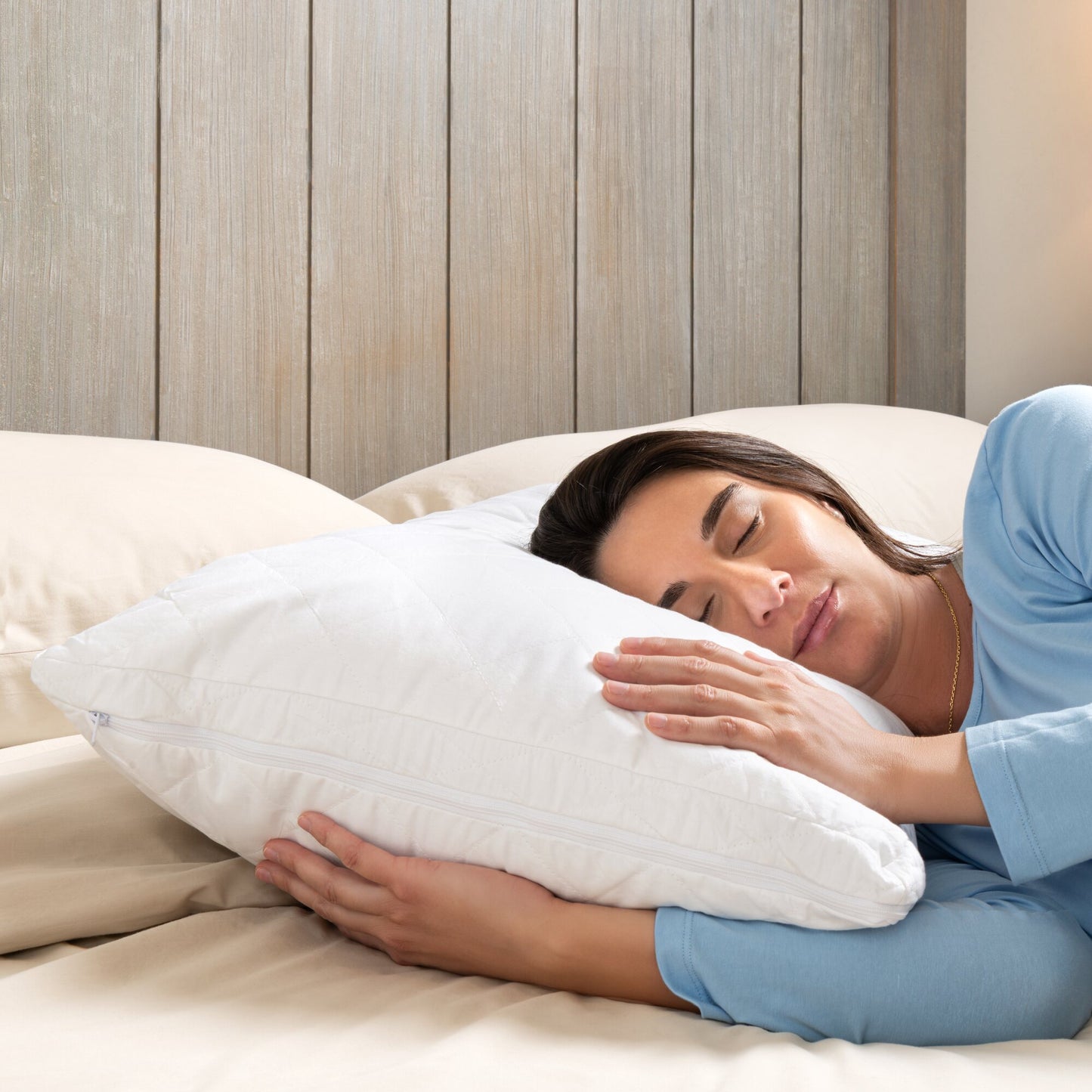 Almohada Ajustable ally's — mujer durmiendo de lado con la almohada ajustada a su cuello
