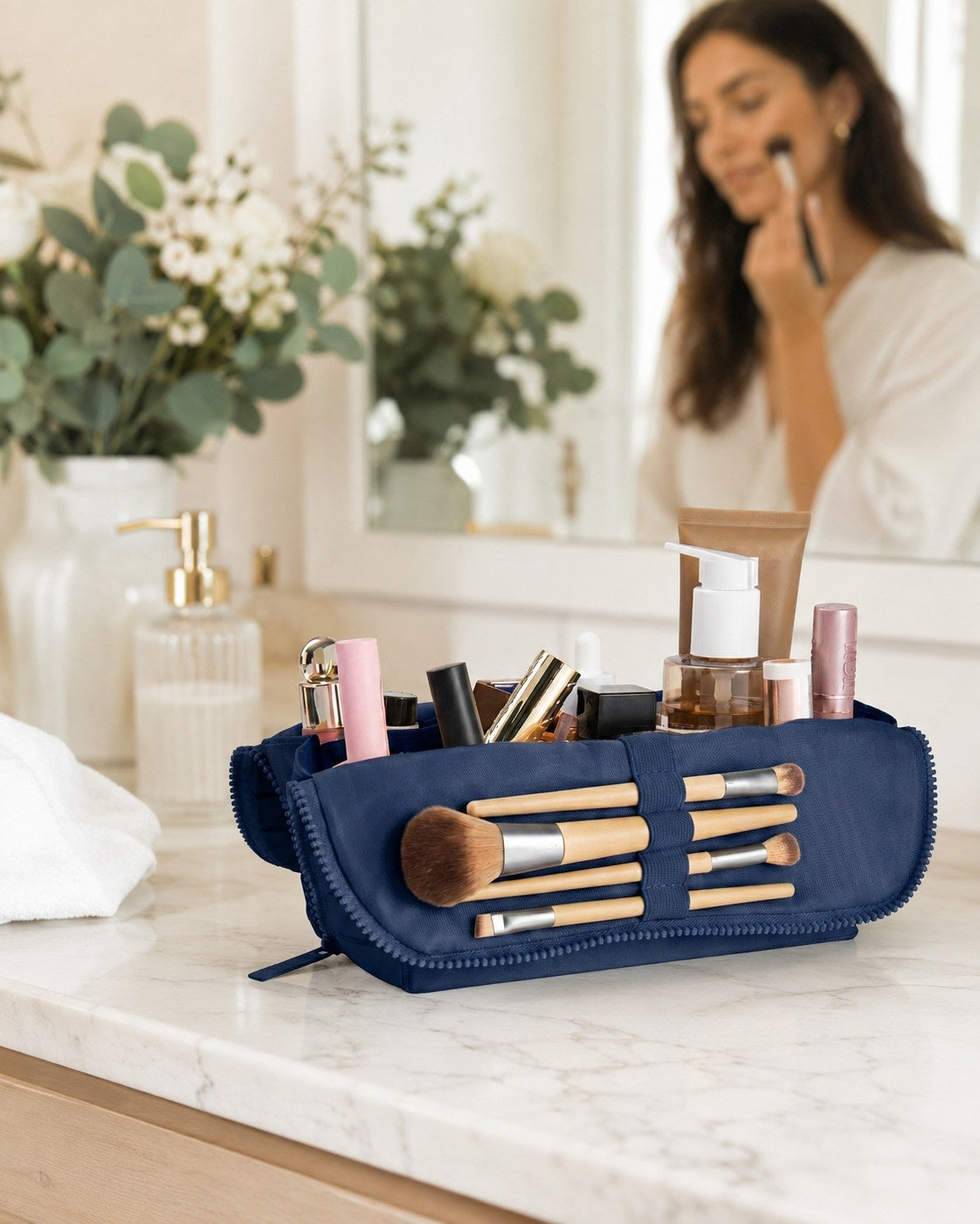 Cosmetiquero ally's Azul Acero en un baño de mármol