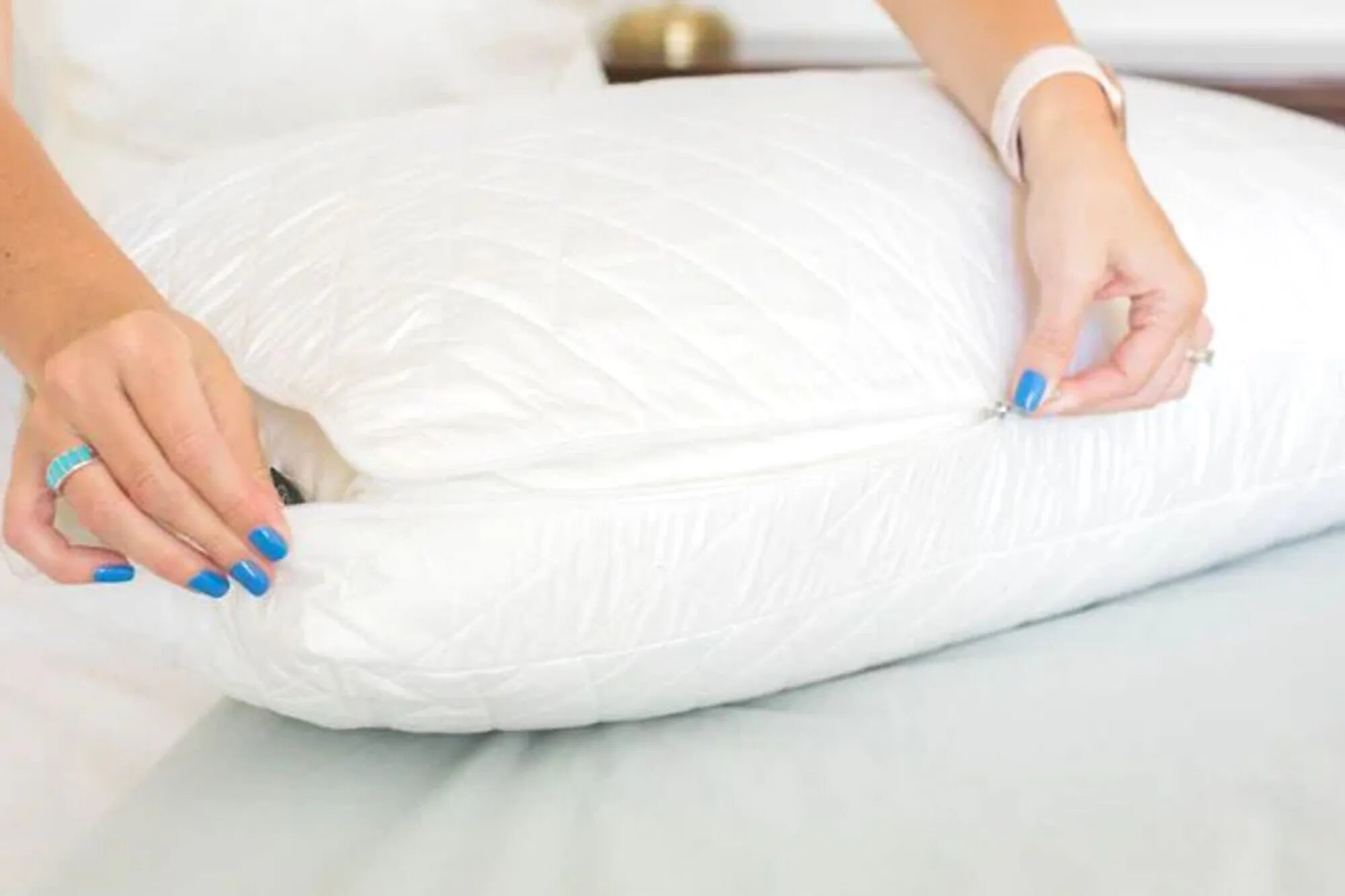 Almohada ally's ajustable: manos abriendo el cierre para regular la firmeza