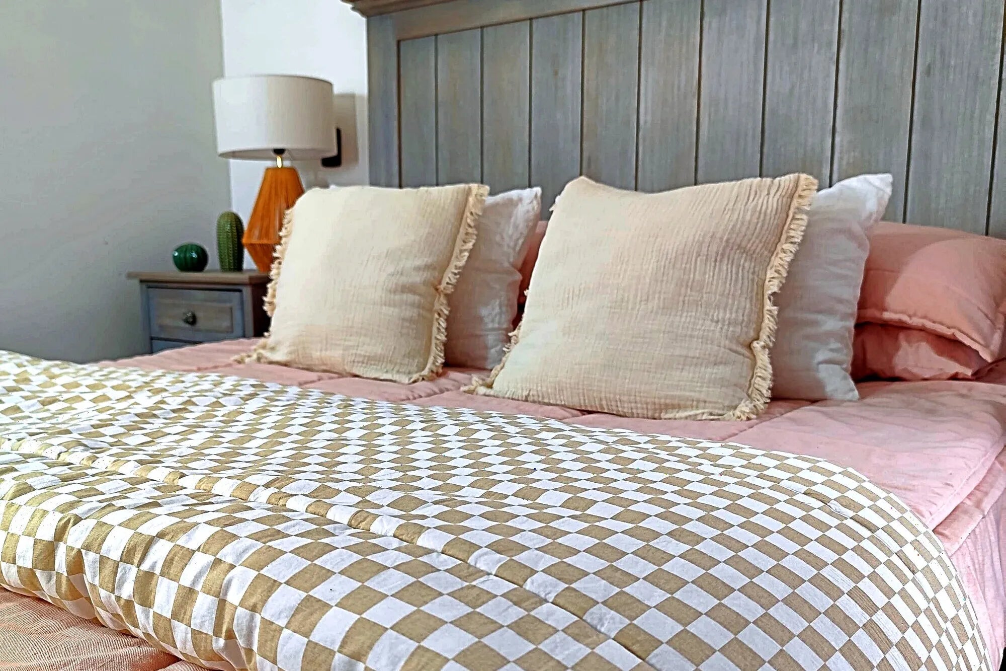 Plumón Minky ally's en una cama abrigada para el invierno
