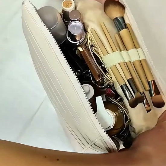 Cosmetiquero ally's abierto, con maquillaje y brochas ordenados en sus bolsillos