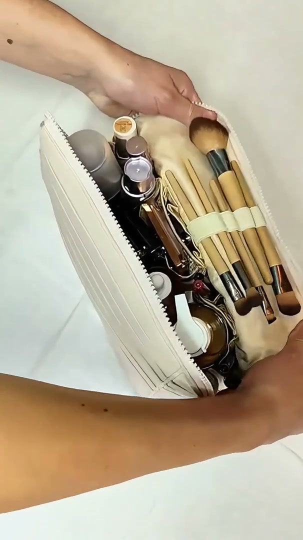 Cosmetiquero ally's abierto, con maquillaje y brochas ordenados en sus bolsillos